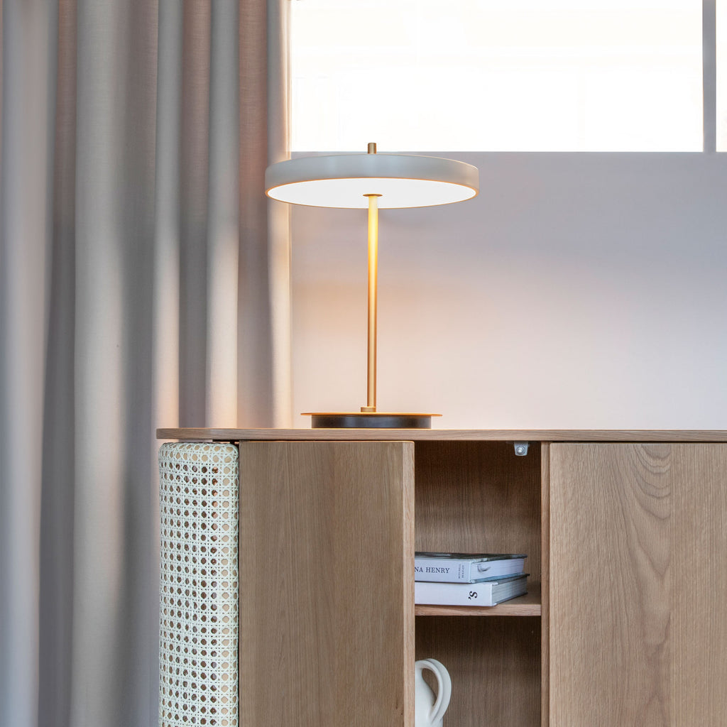 LED bordlampe Asteria Table dimbar hvit/messing sideprofil