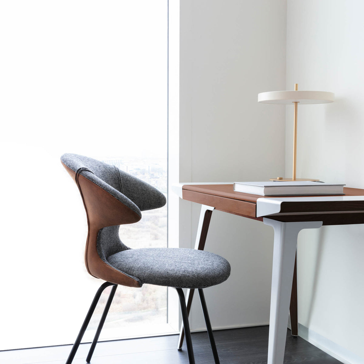 LED bordlampe Asteria Table dimbar hvit/messing lys i mørkt rom