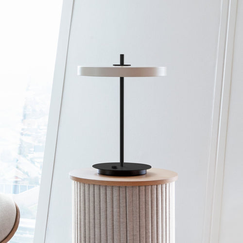 LED bordlampe Asteria Table dimbar USB perlehvit/svart forfra