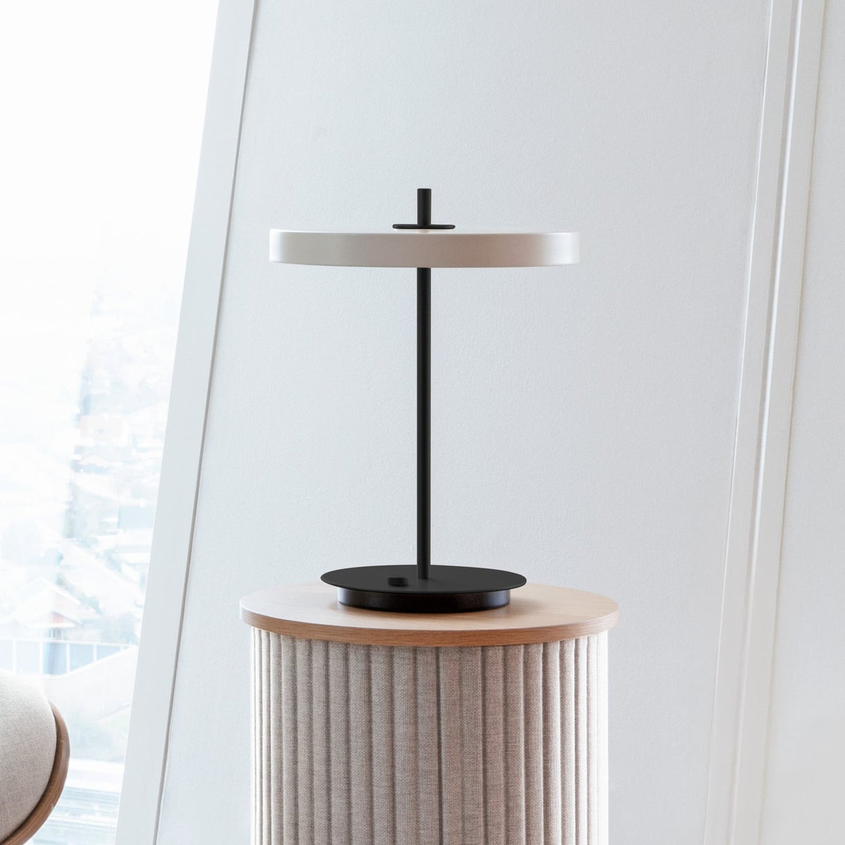 LED bordlampe Asteria Table dimbar USB perlehvit/svart forfra