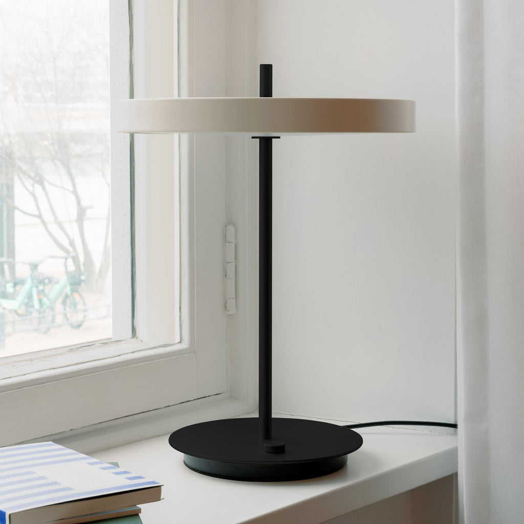 LED bordlampe Asteria Table dimbar USB perlehvit/svart nærbilde av skjerm