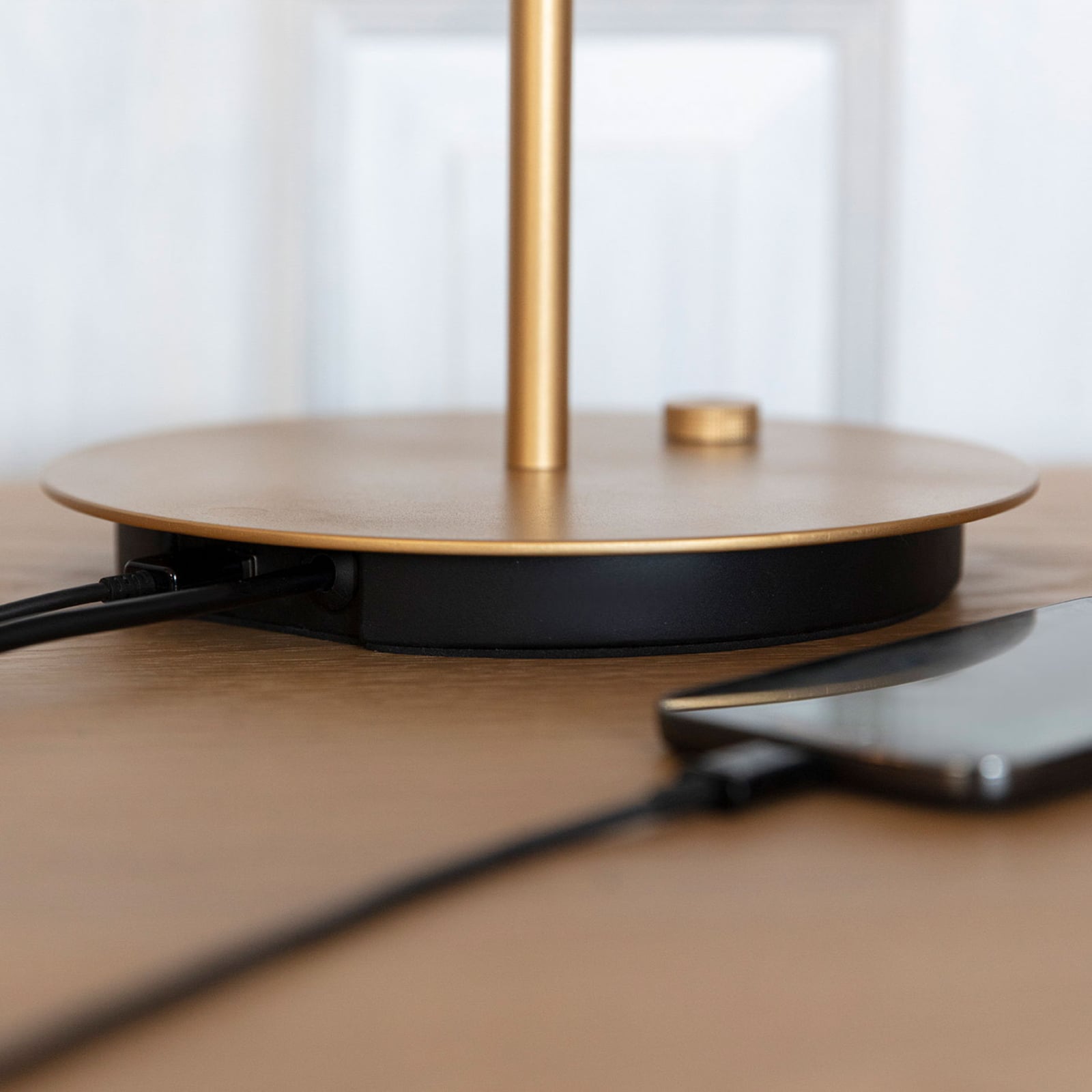 LED bordlampe Asteria Table dimbar USB skoggrønn messing lampefot detalj