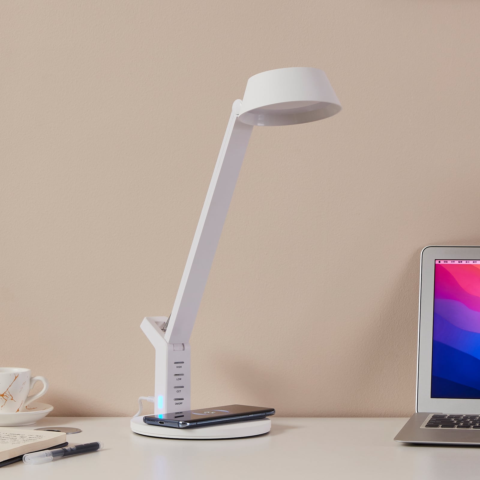 LED bordlampe Banderalo CCT dimbar med QI-lading hvit montert på bord