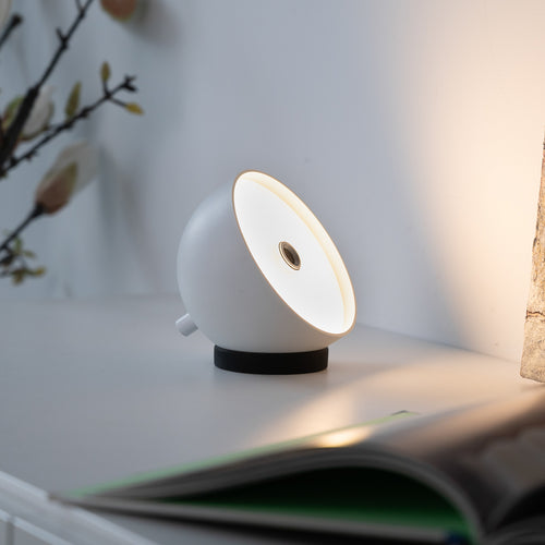 LED bordlampe Bellies bakside med USB-ladekabel