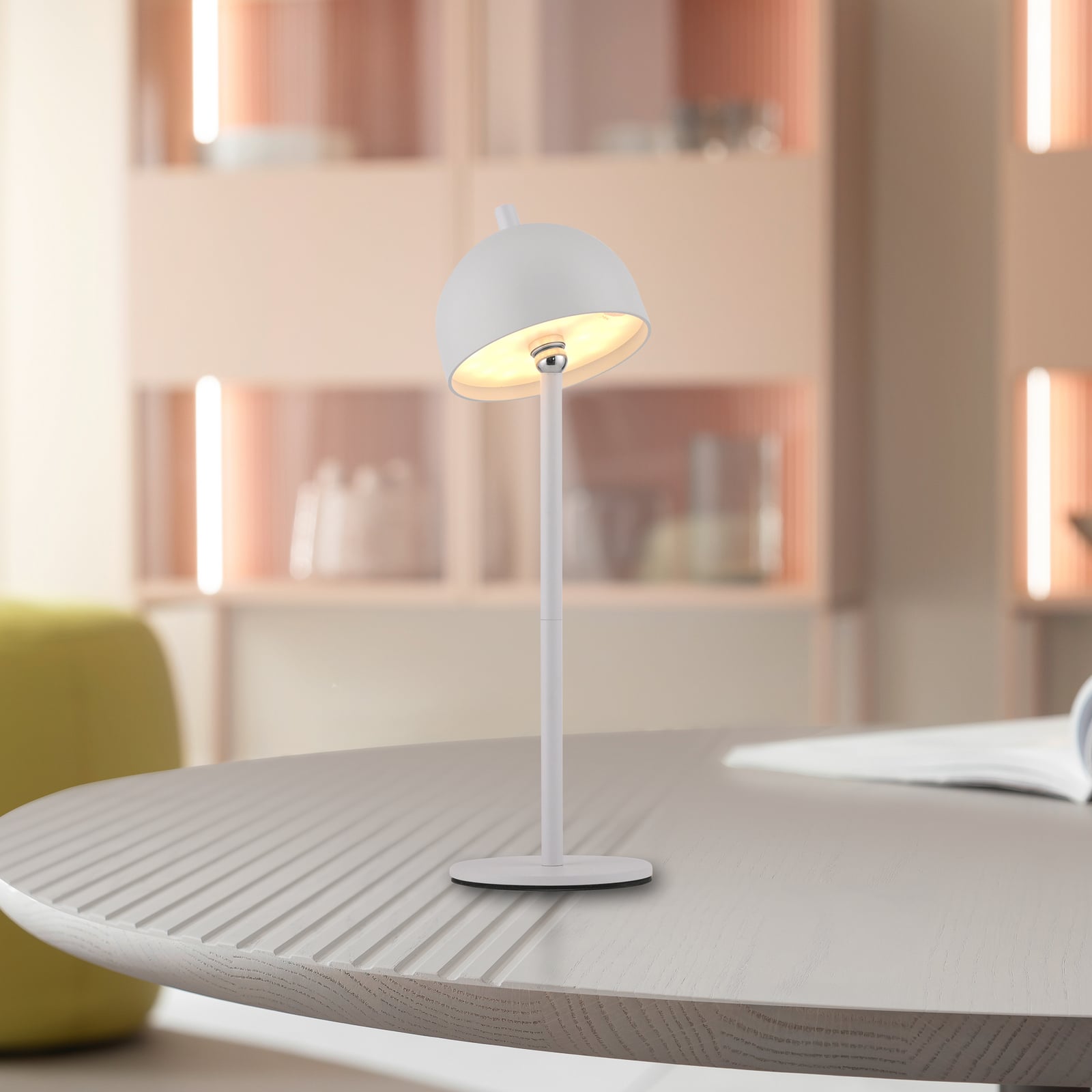 LED bordlampe Bellies montert på bord