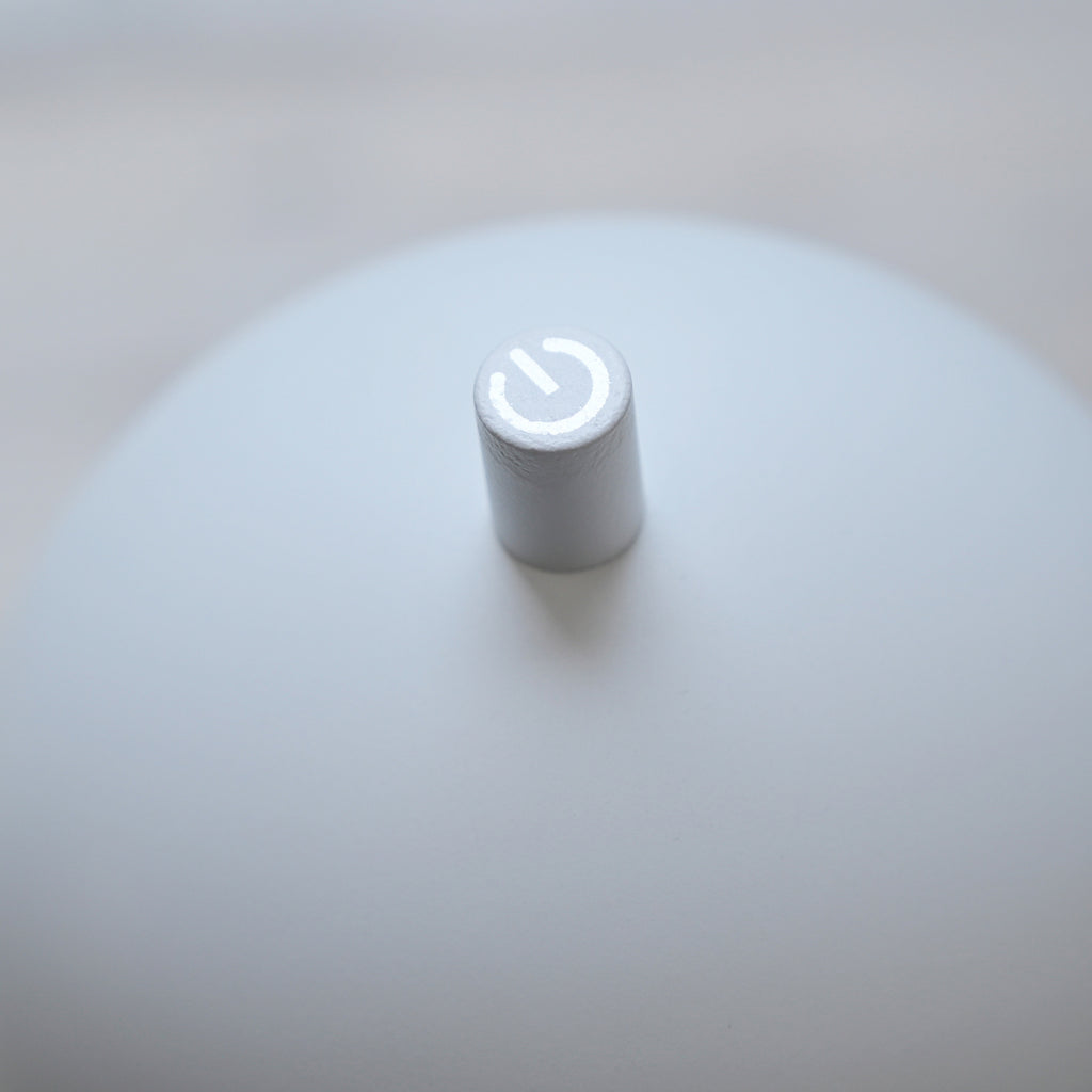 LED bordlampe Bellies med silikonring som gir bakgrunnsbelysning