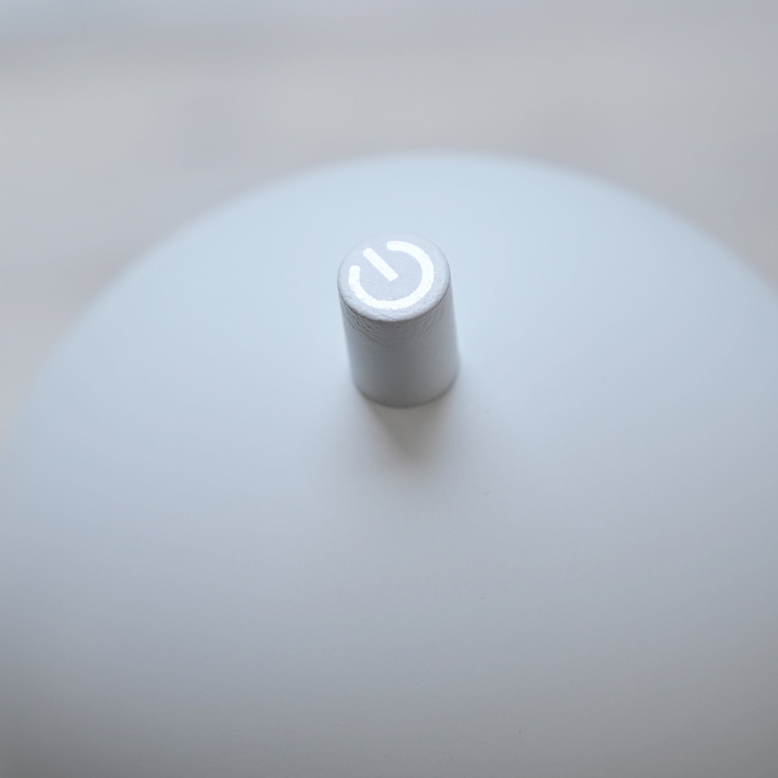 LED bordlampe Bellies med silikonring som gir bakgrunnsbelysning