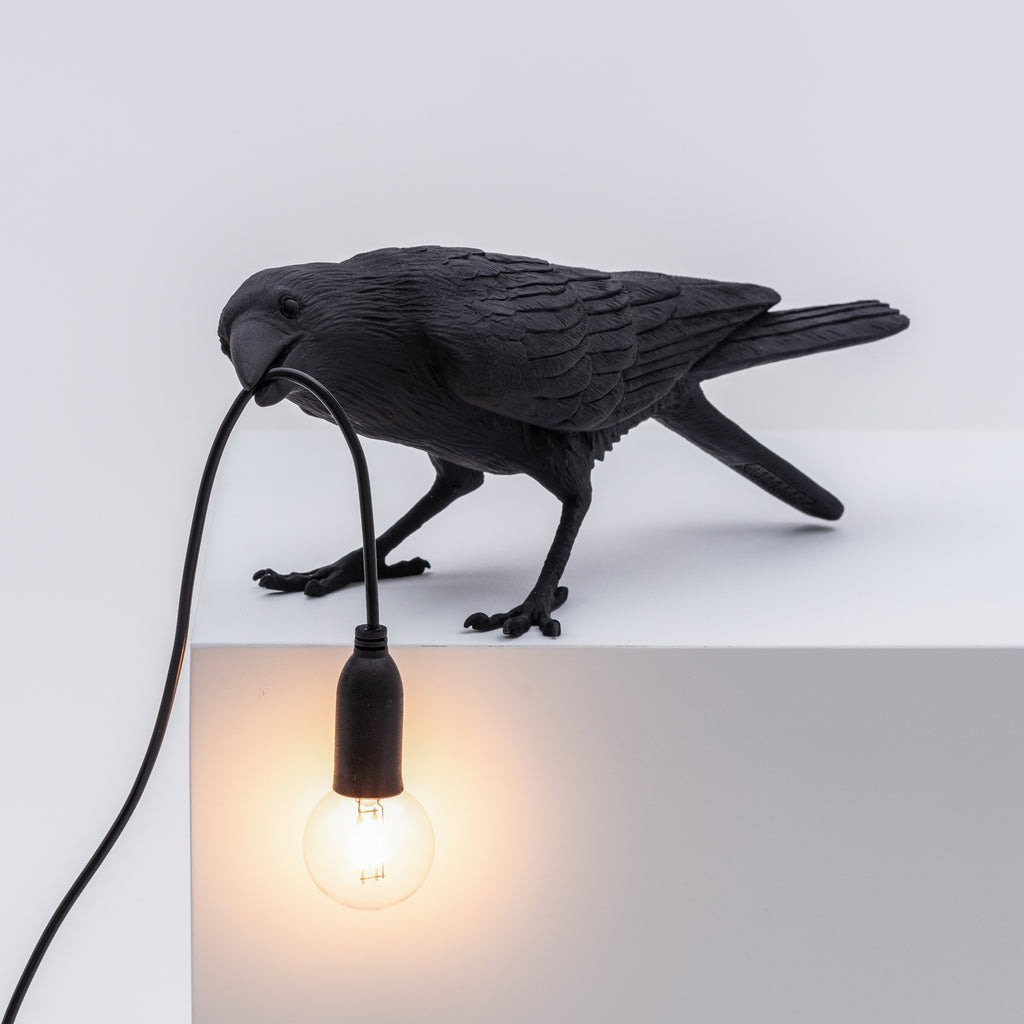 LED-bordlampe Bird Lamp spielende fugl svart kunstharz kabeldetalj