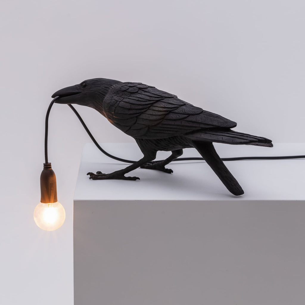 LED-bordlampe Bird Lamp spielende fugl svart kunstharz lysdetalj