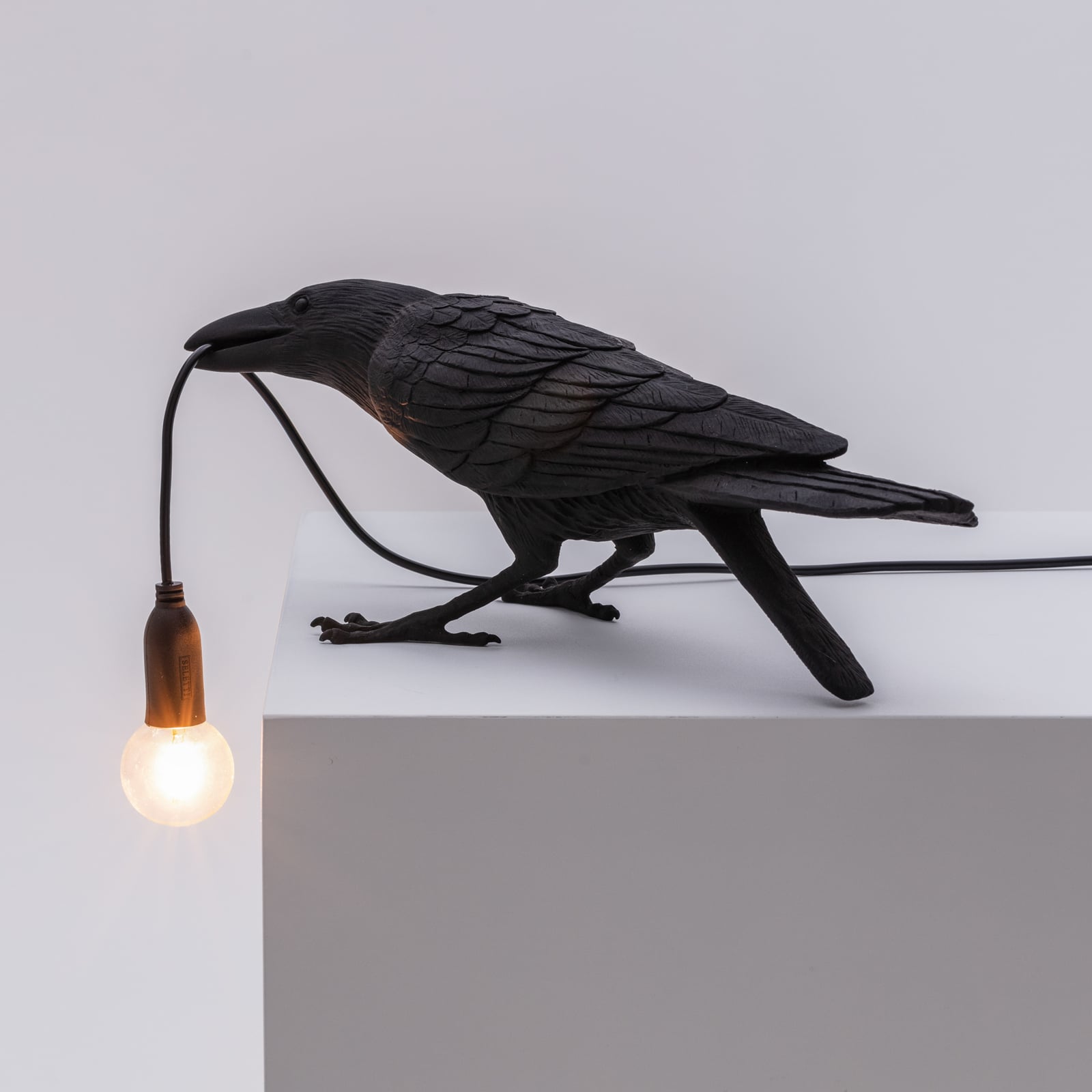 LED-bordlampe Bird Lamp spielende fugl svart kunstharz lysdetalj