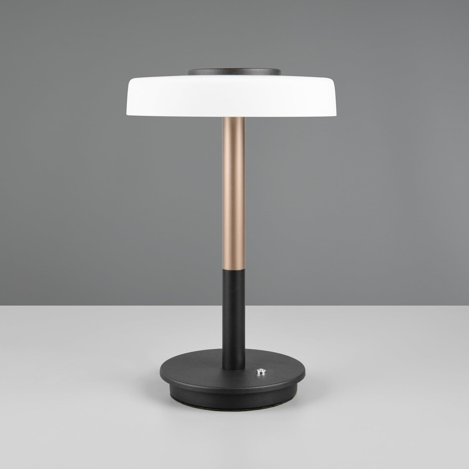 Detalj av glass og metall på LED-bordlampe Celeste
