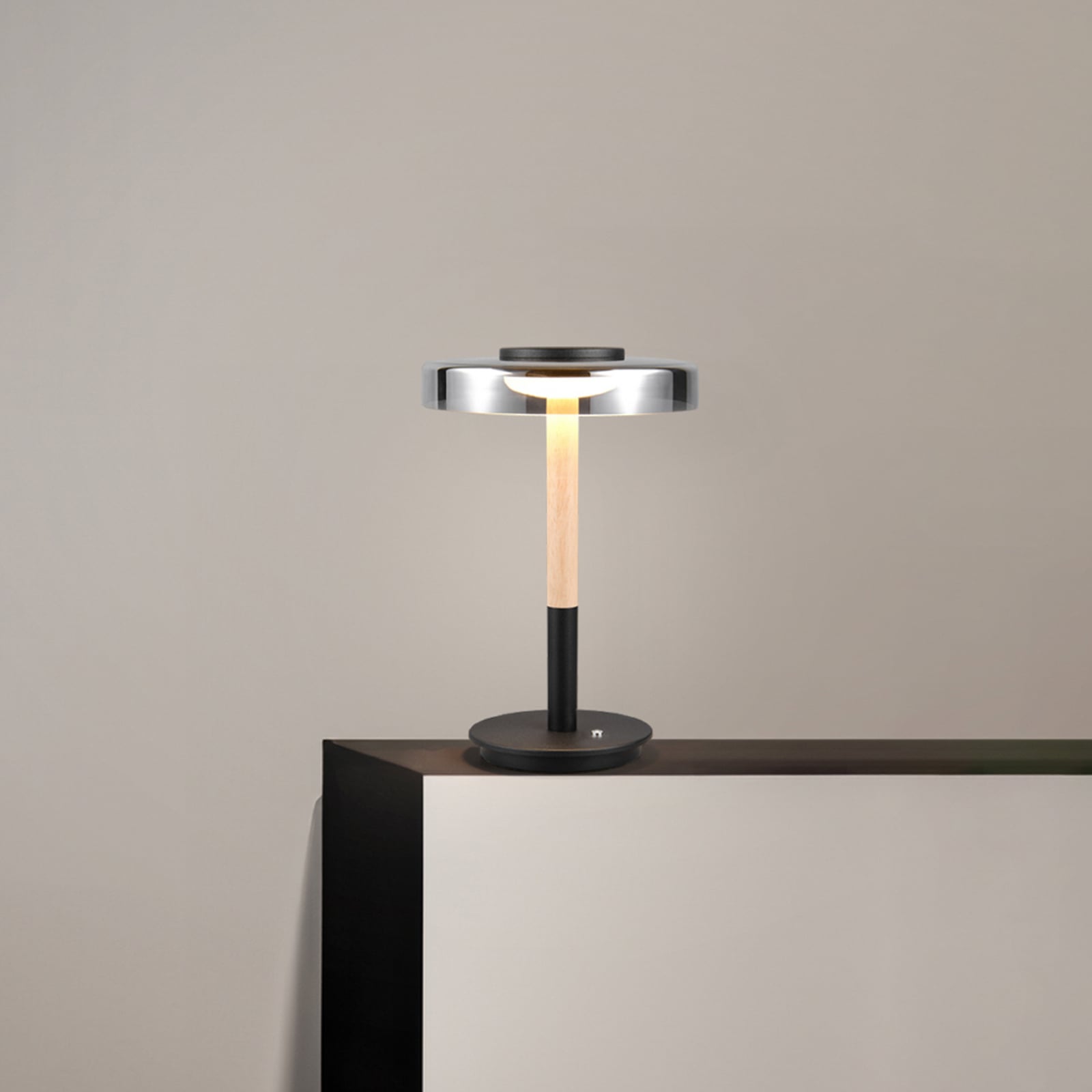 LED bordlampe Celeste dimbar glass og tre krom forfra