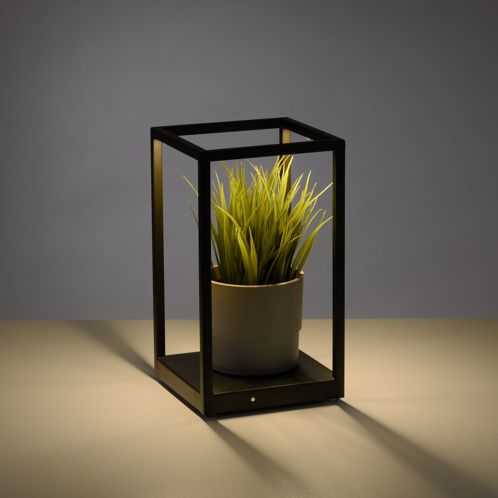 LED bordlampe Contura svart matt jern dimbar 15x15 cm nærbilde