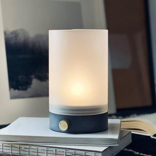 LED bordlampe Cozy oppladbar betong og opalglass forfra