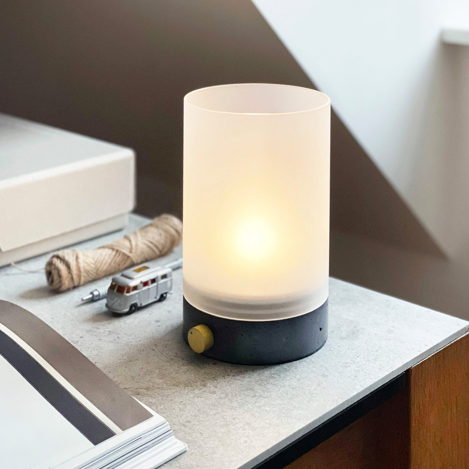 LED bordlampe Cozy detalj av betongfoten