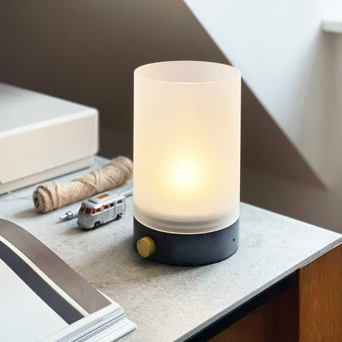 LED bordlampe Cozy detalj av betongfoten