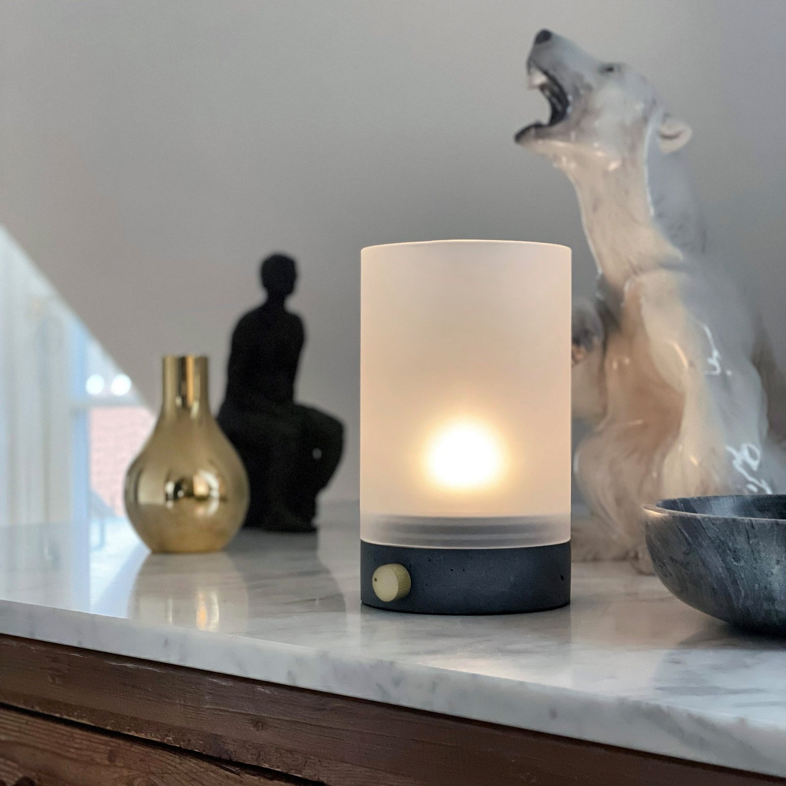 LED bordlampe Cozy nærbilde av opalglass