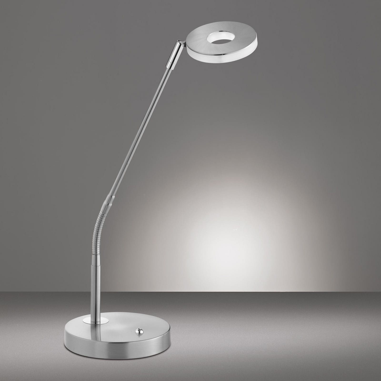 LED bordlampe Dent dimbar CCT matt nikkel/krom montert på skrivebord
