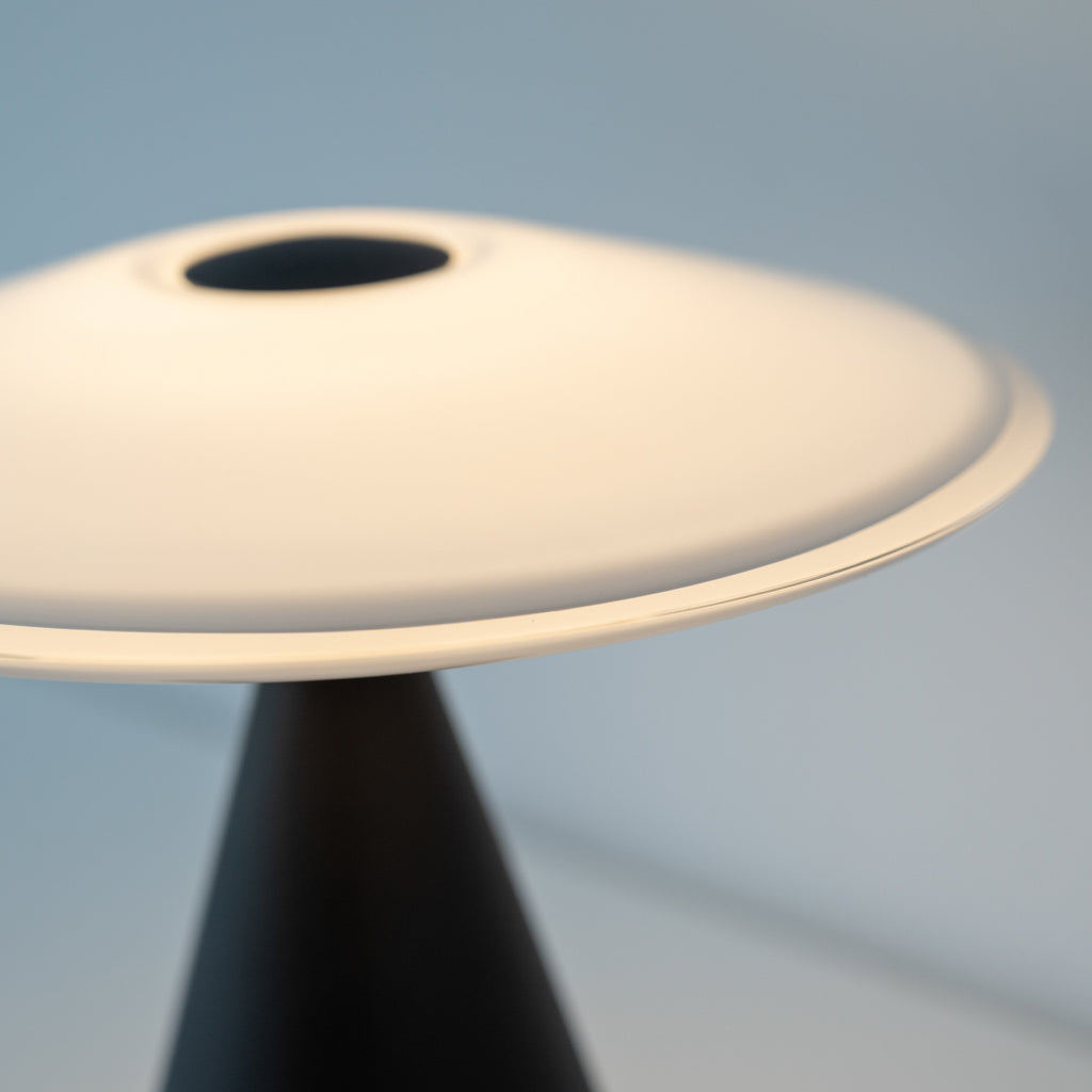 LED bordlampe Elipsa dimbar glass hvit/svart kabel og plugg
