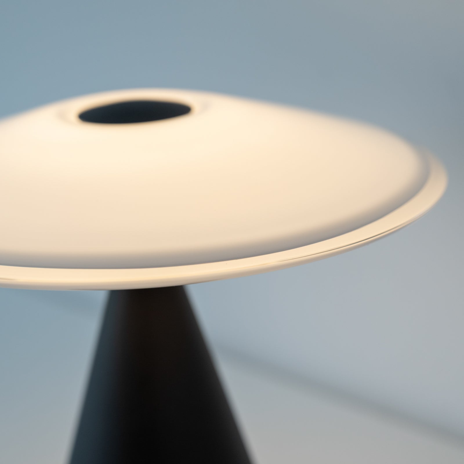 LED bordlampe Elipsa dimbar glass hvit/svart kabel og plugg