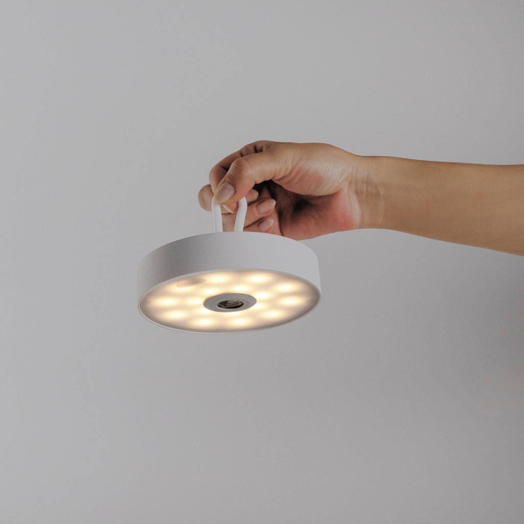 LED bordlampe Ella oppladbar magnetisk hvit IP54 montert på bord