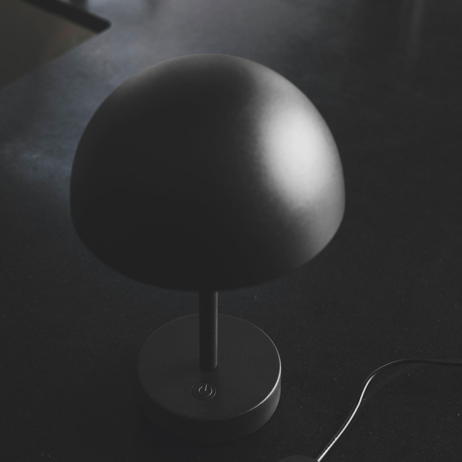LED bordlampe Ellen To-Go oppladbar svart IP44 detalj av bryter