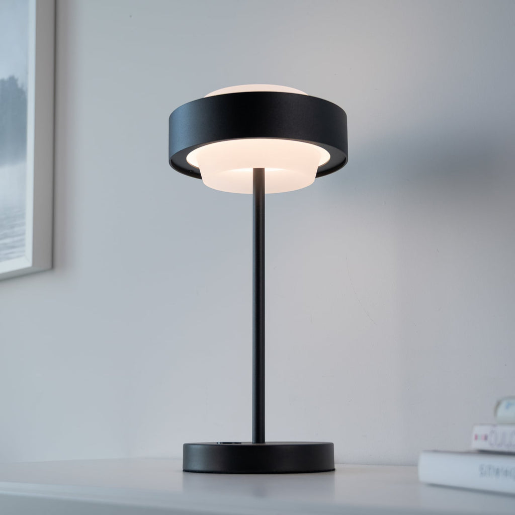 LED bordlampe Elmo sett fra siden med svart metall og glass