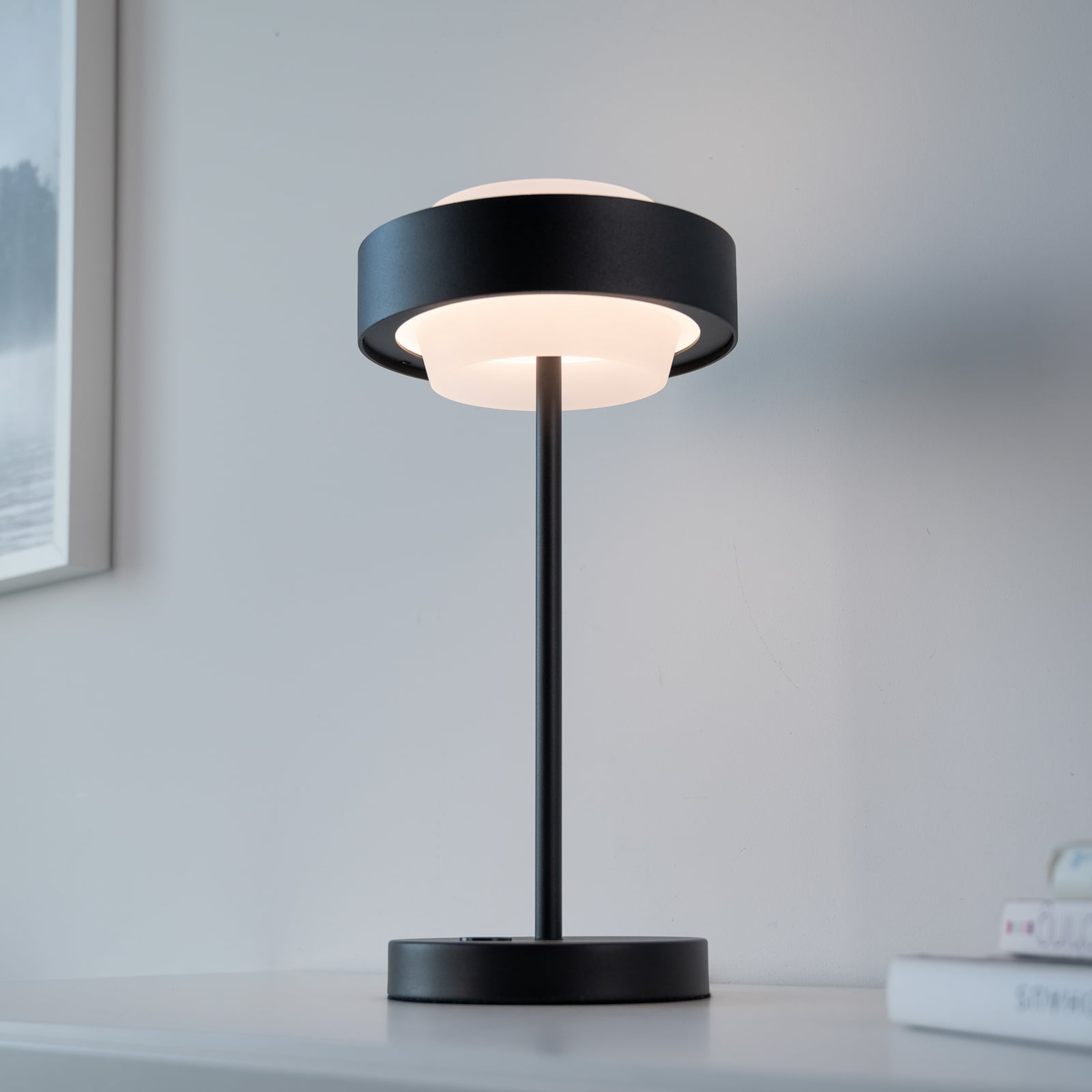LED bordlampe Elmo sett fra siden med svart metall og glass