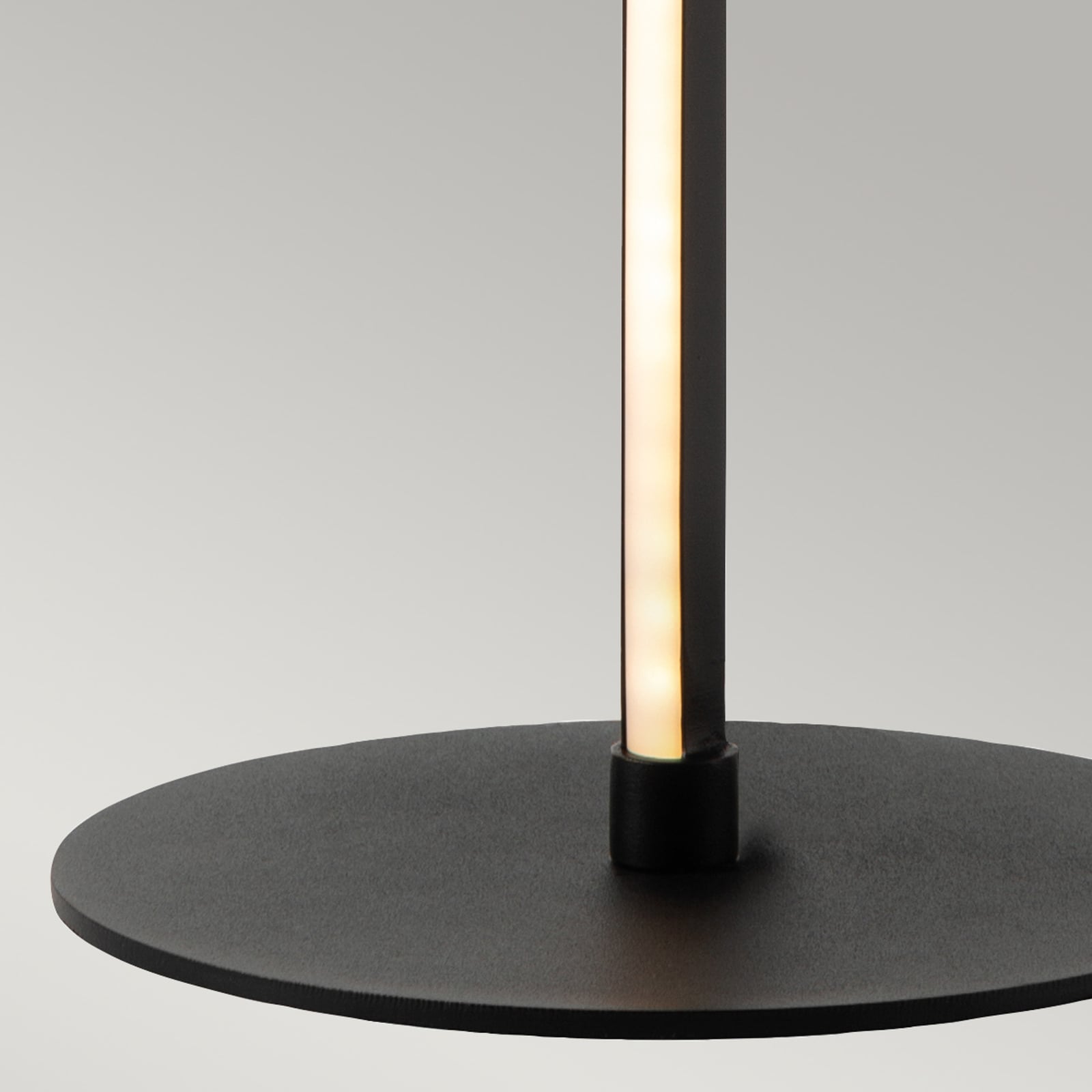 LED bordlampe Flamingo svart metall nærbilde av PVC-dekning