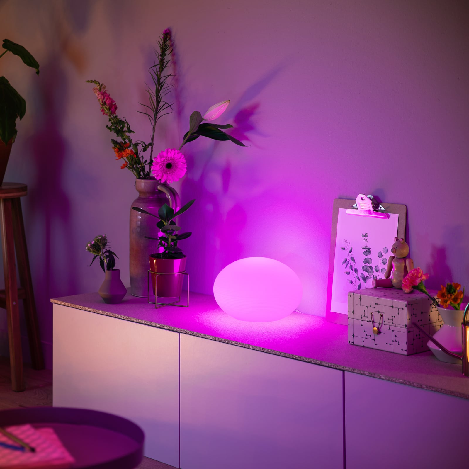 LED bordlampe Flourish glass dimbar RGBW Ø26 cm - Philips Hue detalj av glassringmønster