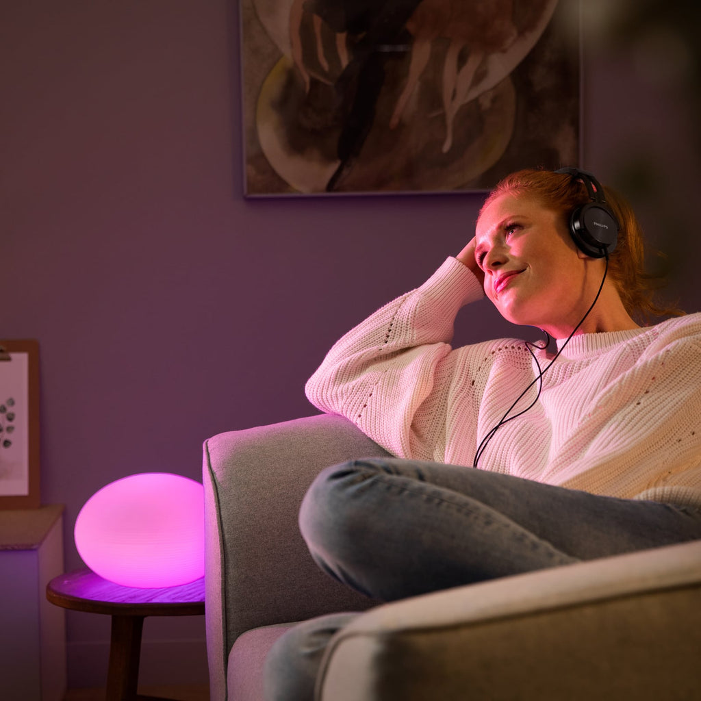 LED bordlampe Flourish glass dimbar RGBW Ø26 cm - Philips Hue montert på bord