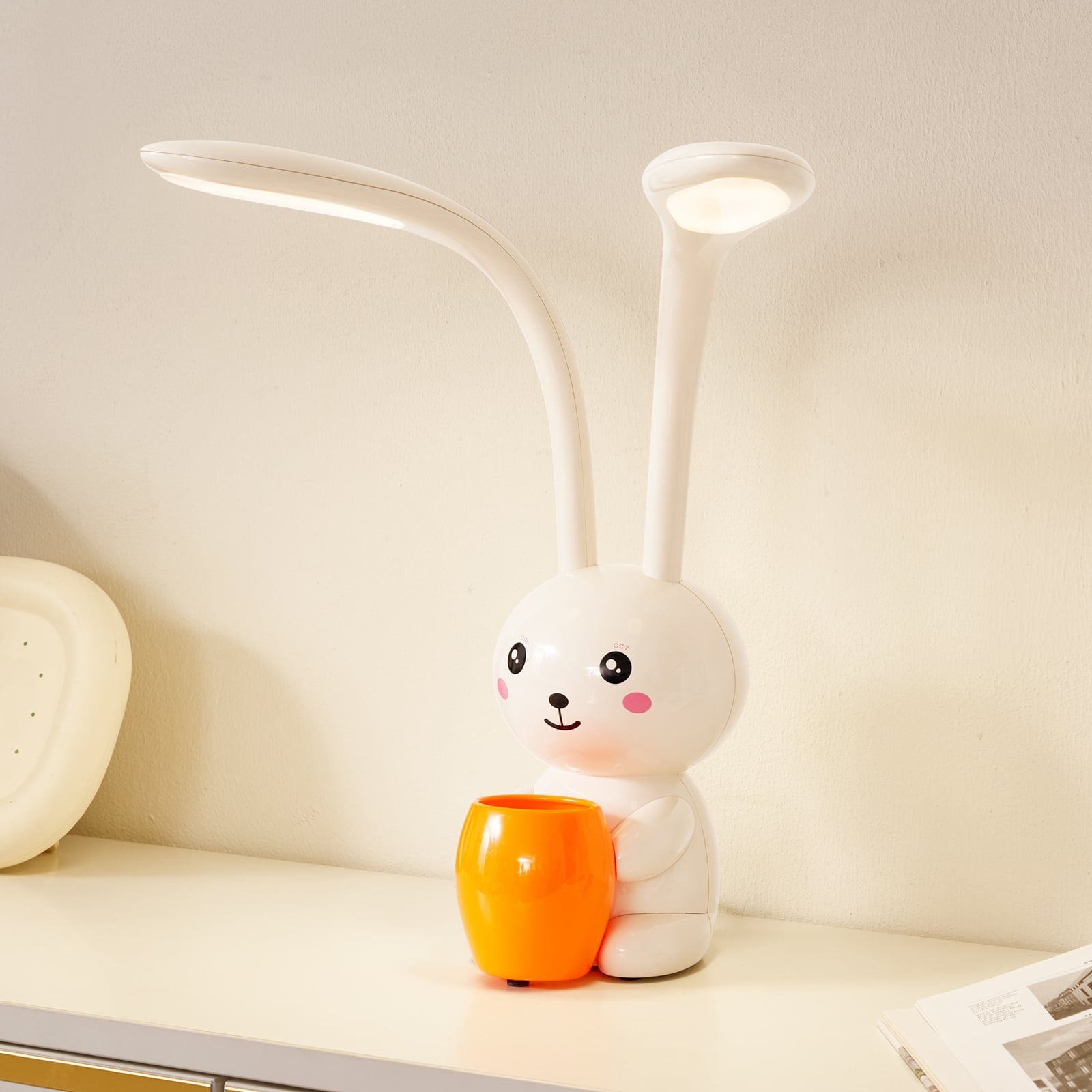 LED bordlampe Haas dimbar beige CCT haredesign forfra