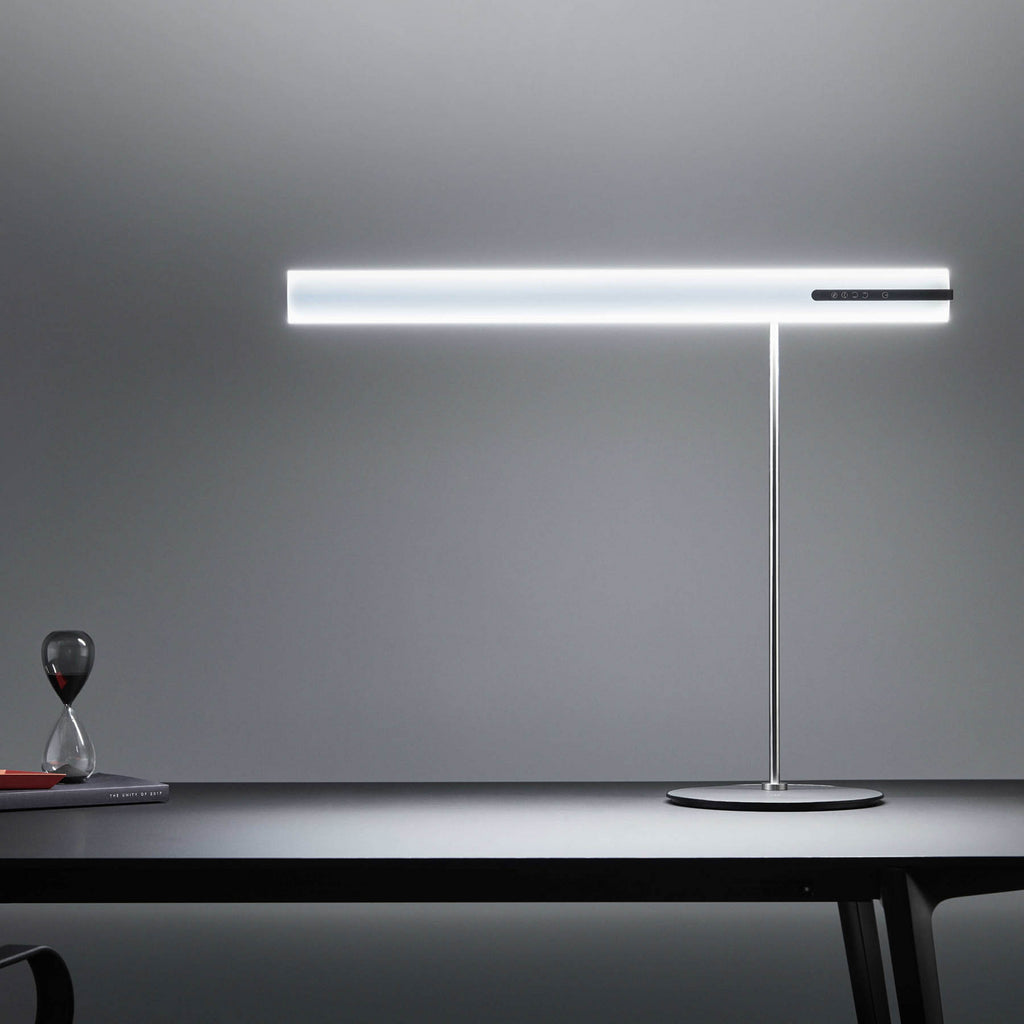 LED bordlampe HEAVN One dimbar CCT sølv lys i bruk