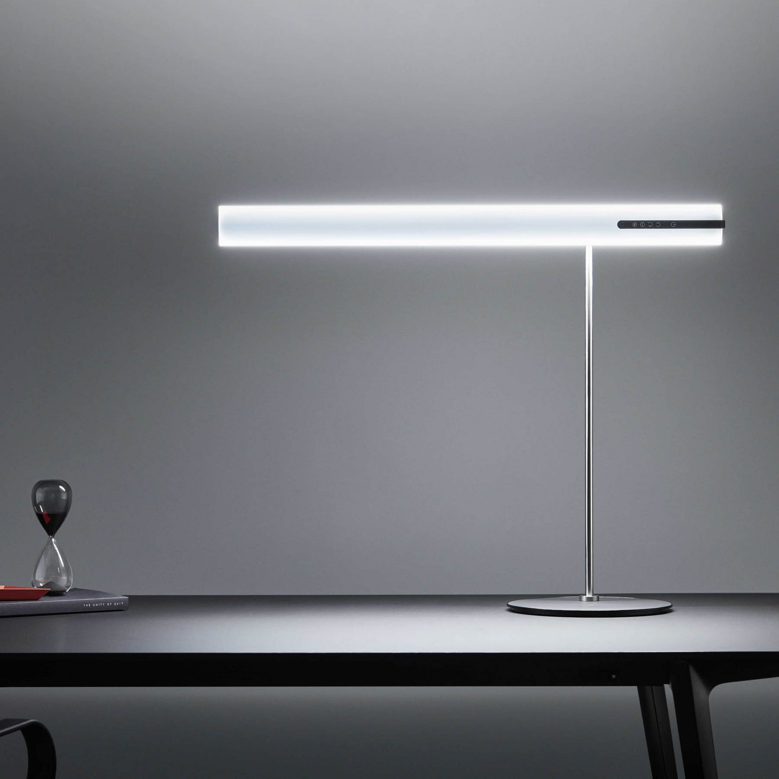 LED bordlampe HEAVN One dimbar CCT sølv lys i bruk