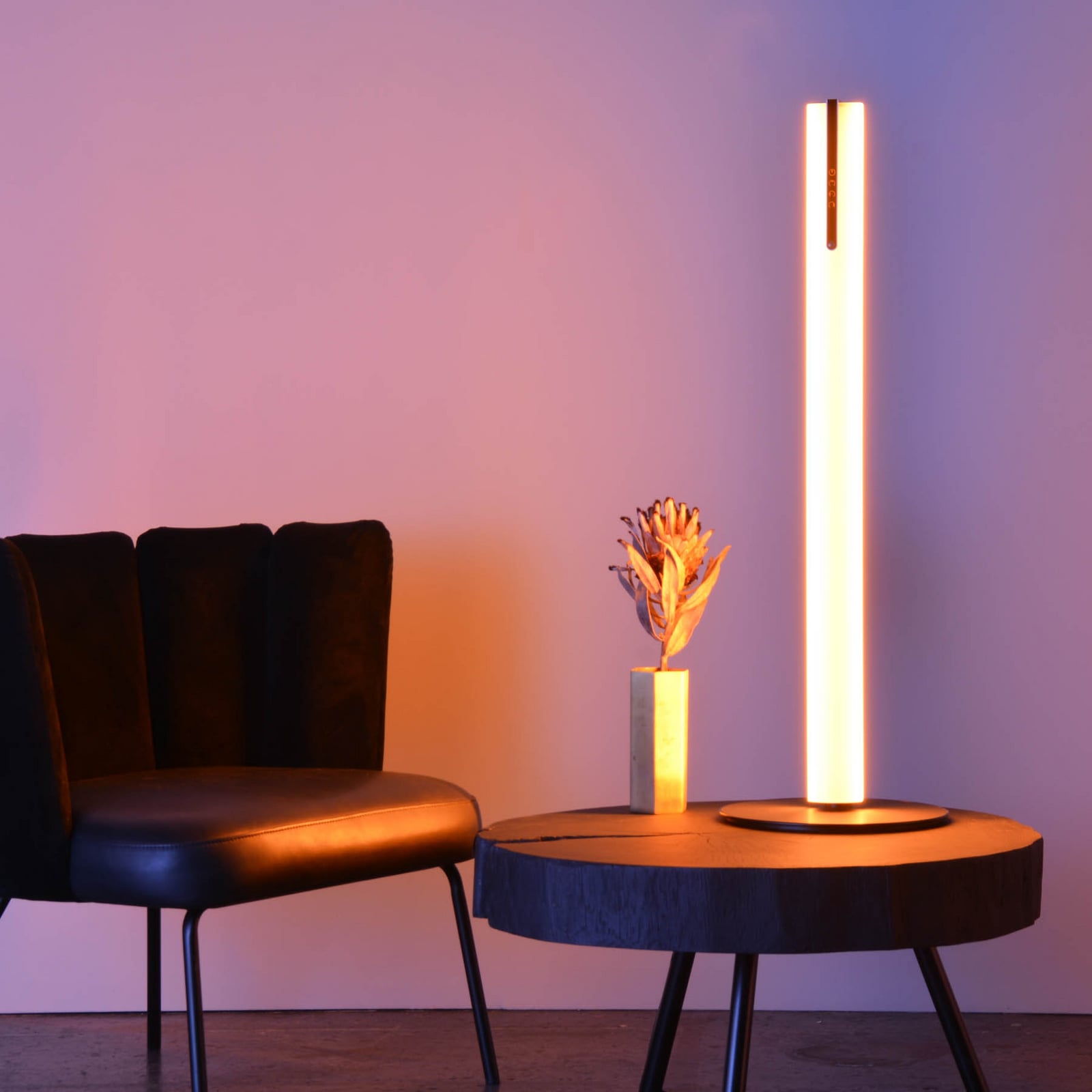 LED bordlampe HEAVN One dimbar CCT svart montert på skrivebord