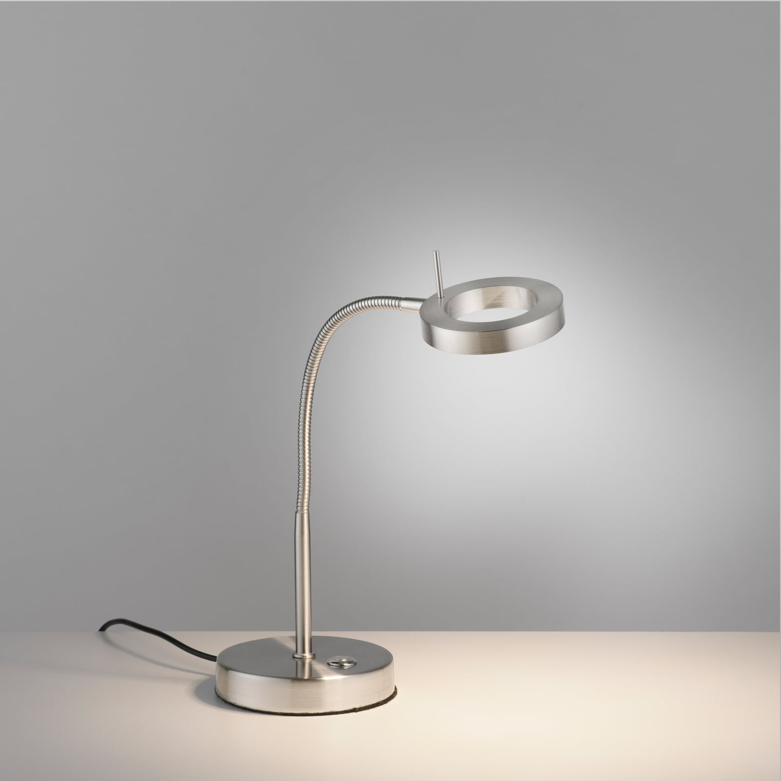 LED bordlampe Hensko fleksarm dimbar stål 4W montert på skrivebord