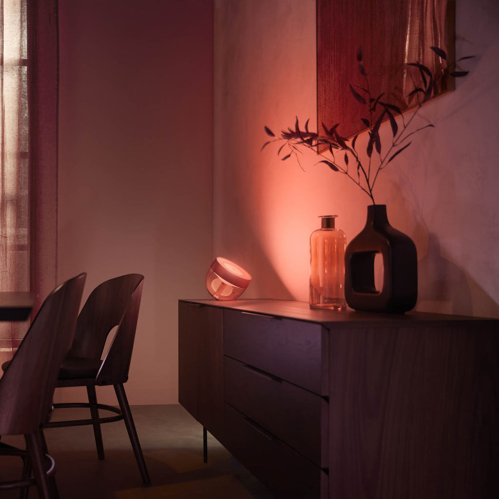 Nærbilde av LED bordlampe Iris WACA dimbar kobber RGB Zigbee Philips Hue