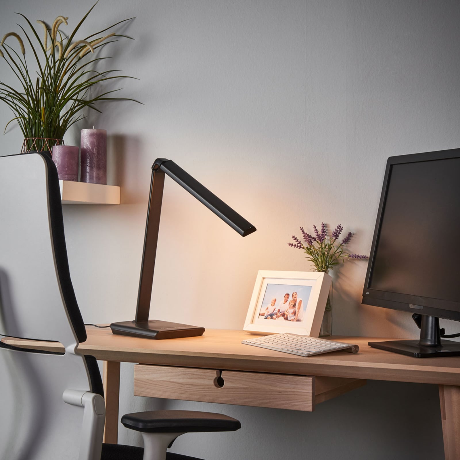 LED bordlampe Kuno dimbar svart med USB montert på skrivebord