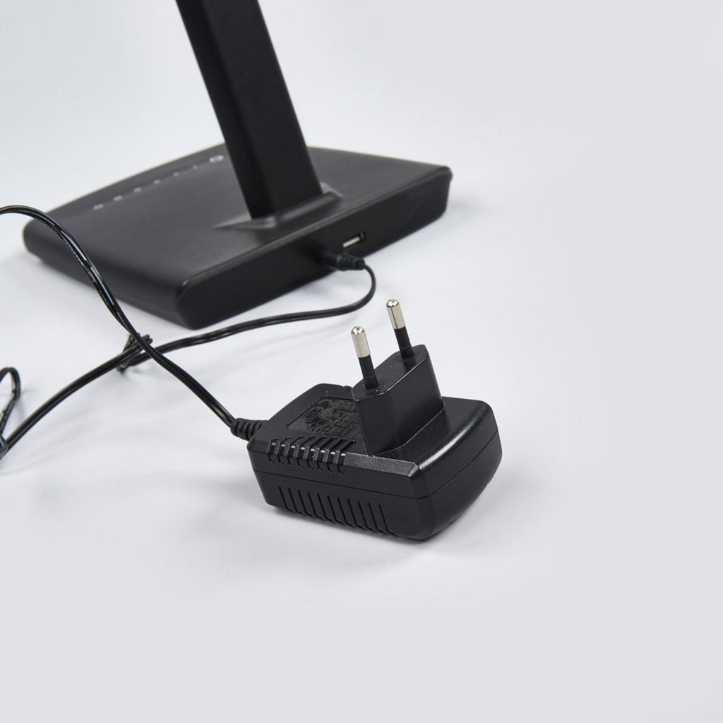 LED bordlampe Kuno dimbar svart med USB detalj av lampefot