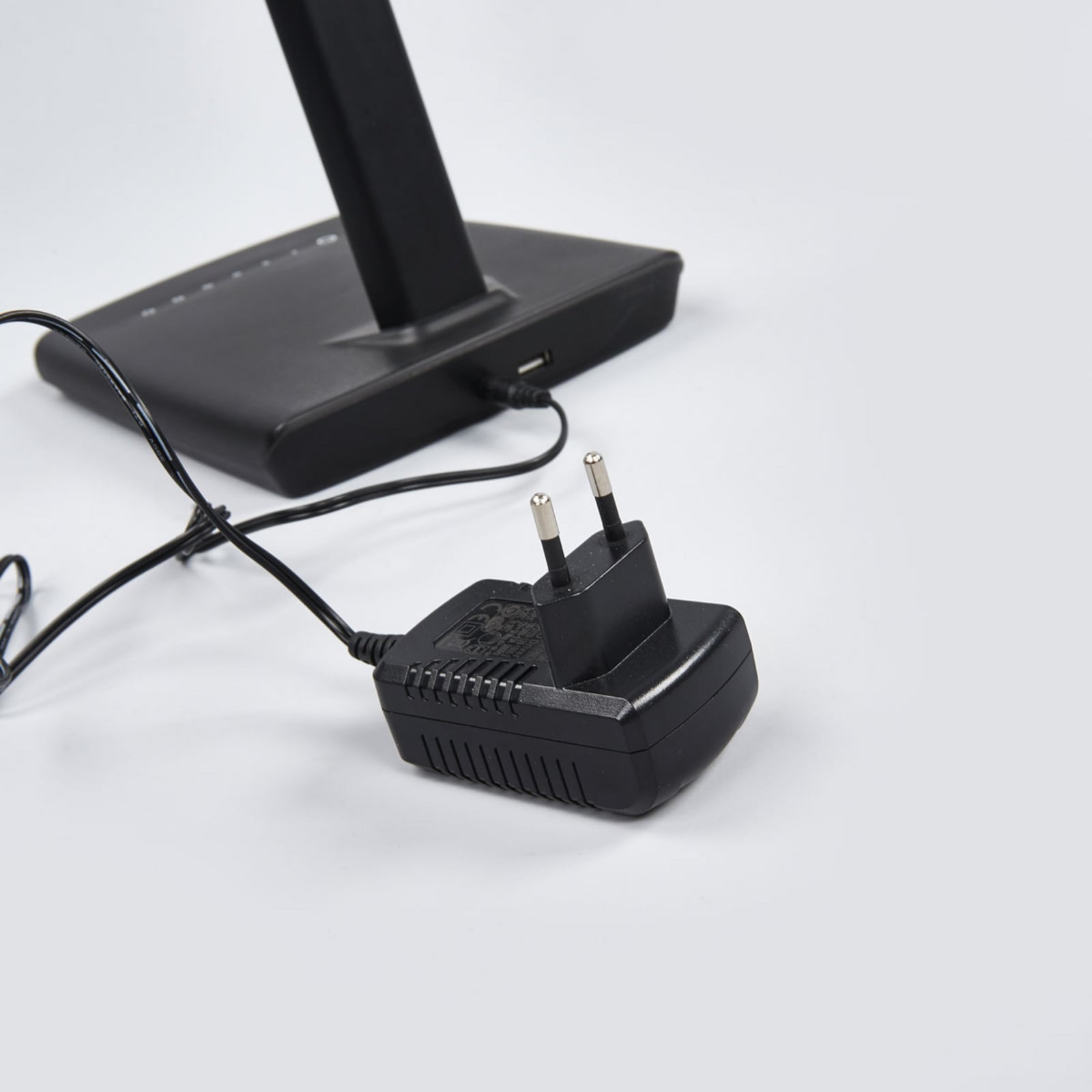 LED bordlampe Kuno dimbar svart med USB detalj av lampefot