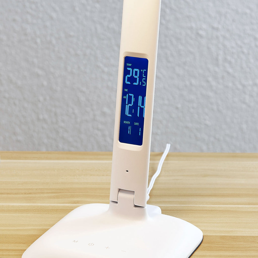 LED bordlampe Ludmilla dimbar CCT med display 34 cm hvit montert på skrivebord
