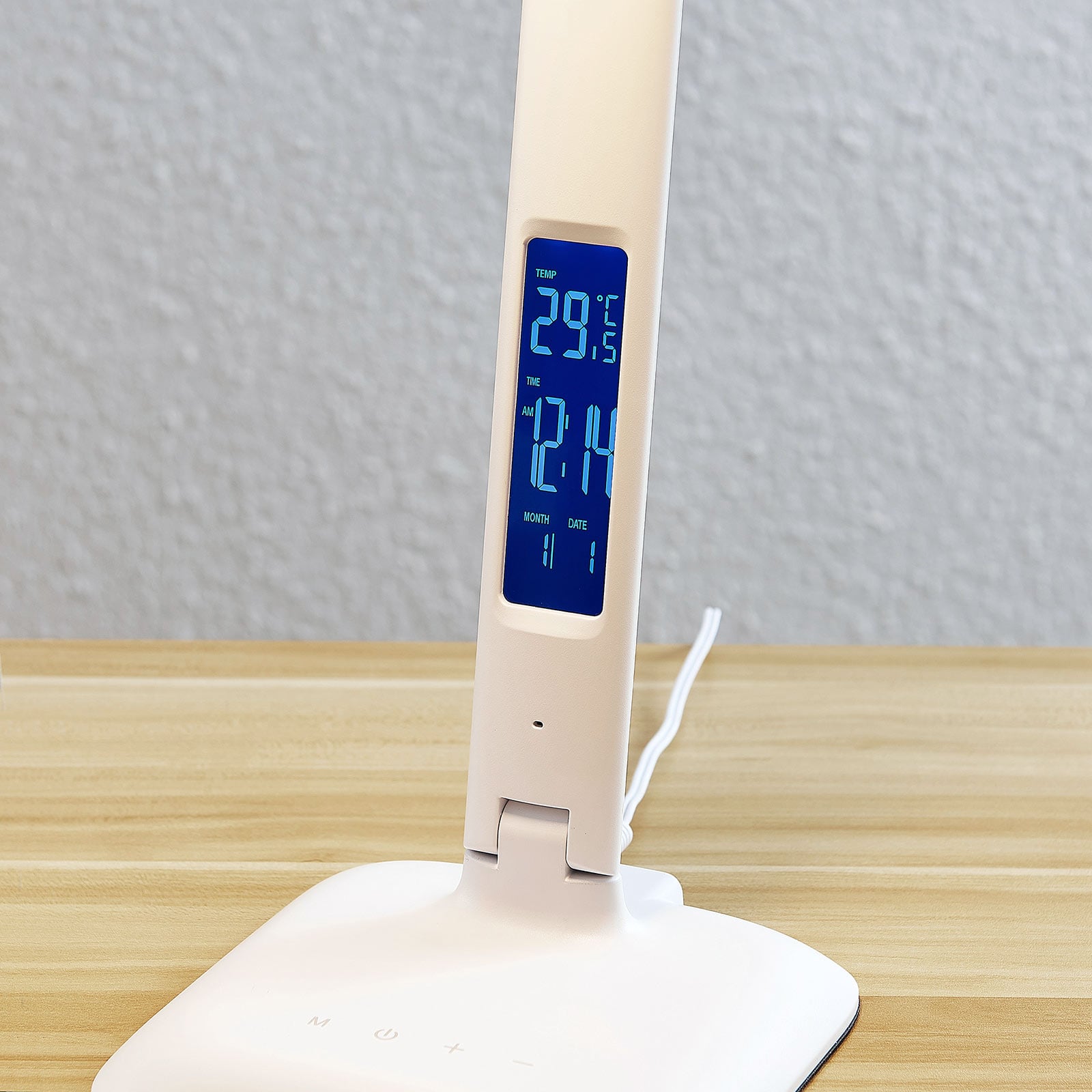 LED bordlampe Ludmilla dimbar CCT med display 34 cm hvit montert på skrivebord