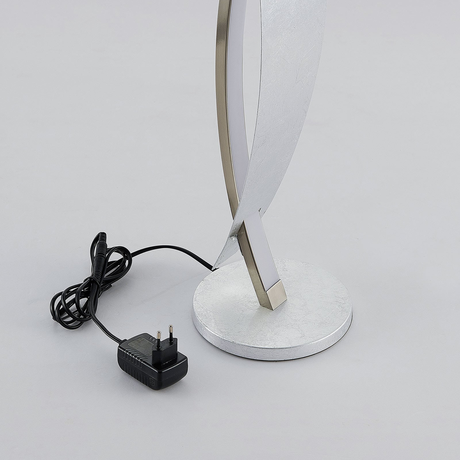 LED bordlampe Marija montert i moderne interiør