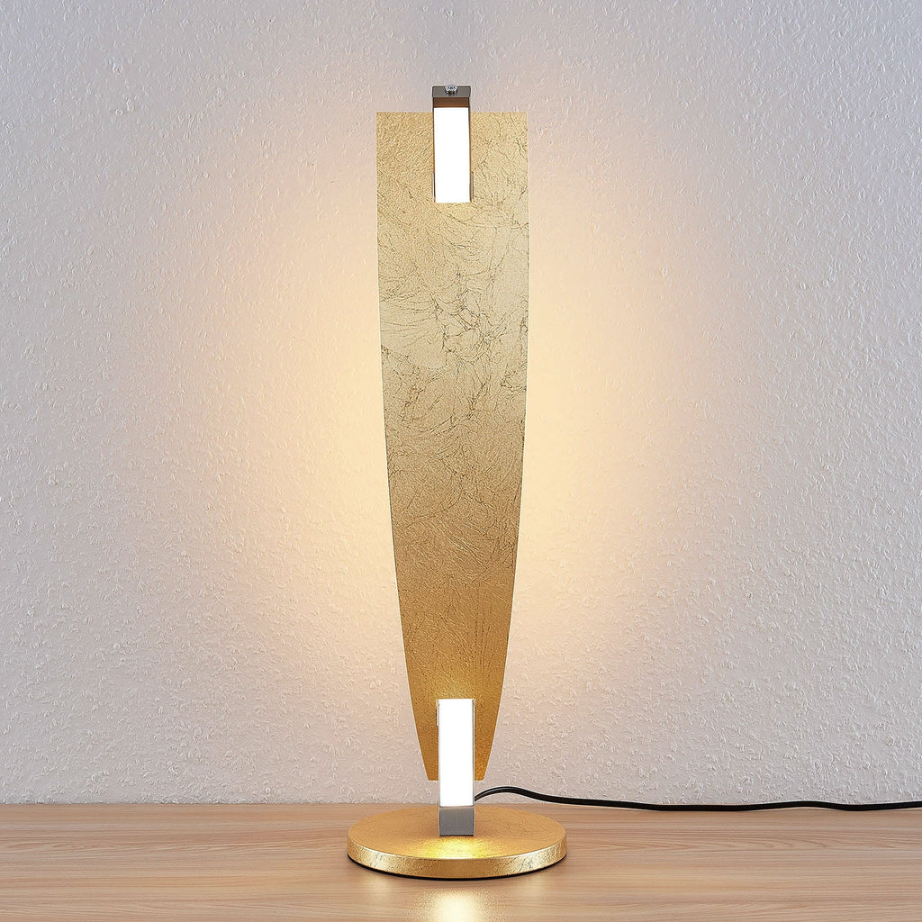 LED bordlampe Marija dimbar gullfarget 62 cm montert på sidebord
