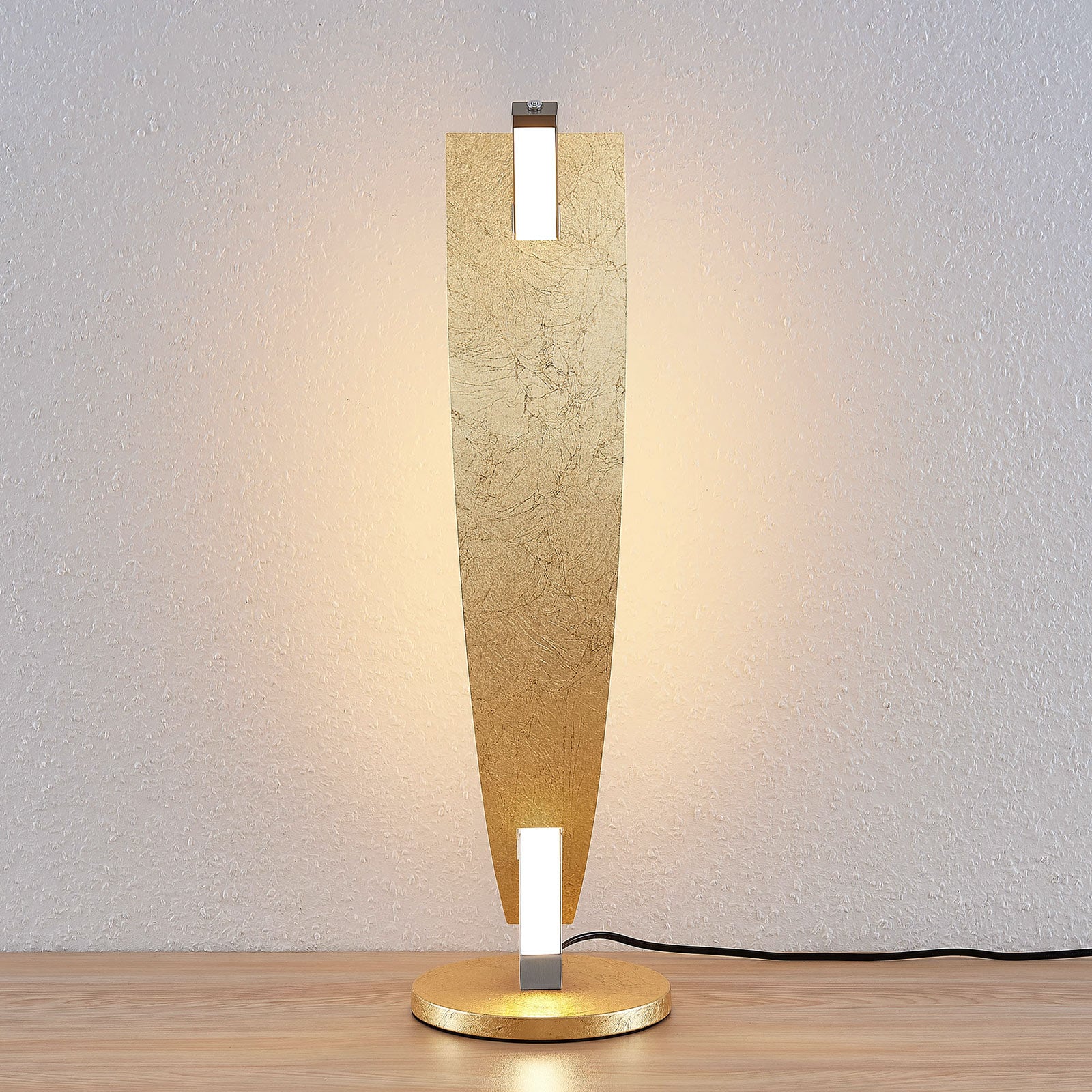 LED bordlampe Marija dimbar gullfarget 62 cm montert på sidebord