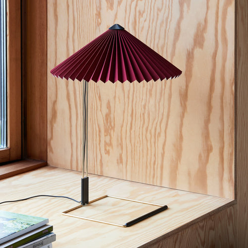 LED bordlampe Matin plisseskjerm mørkerød/messing forfra