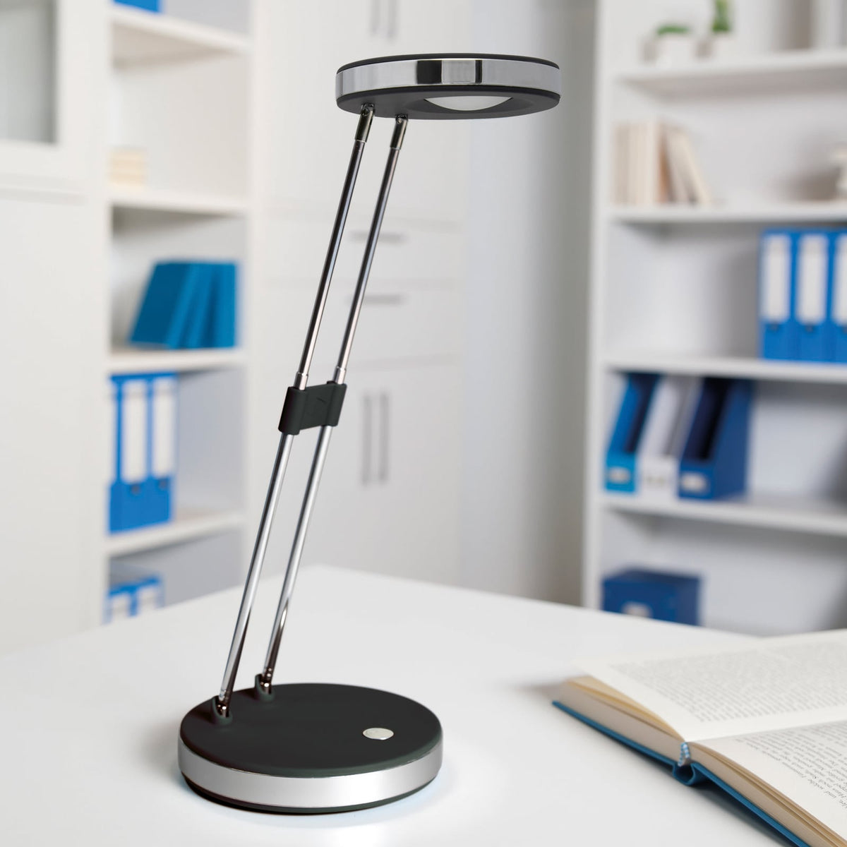LED bordlampe MAULpuck svart teleskoparm forfra