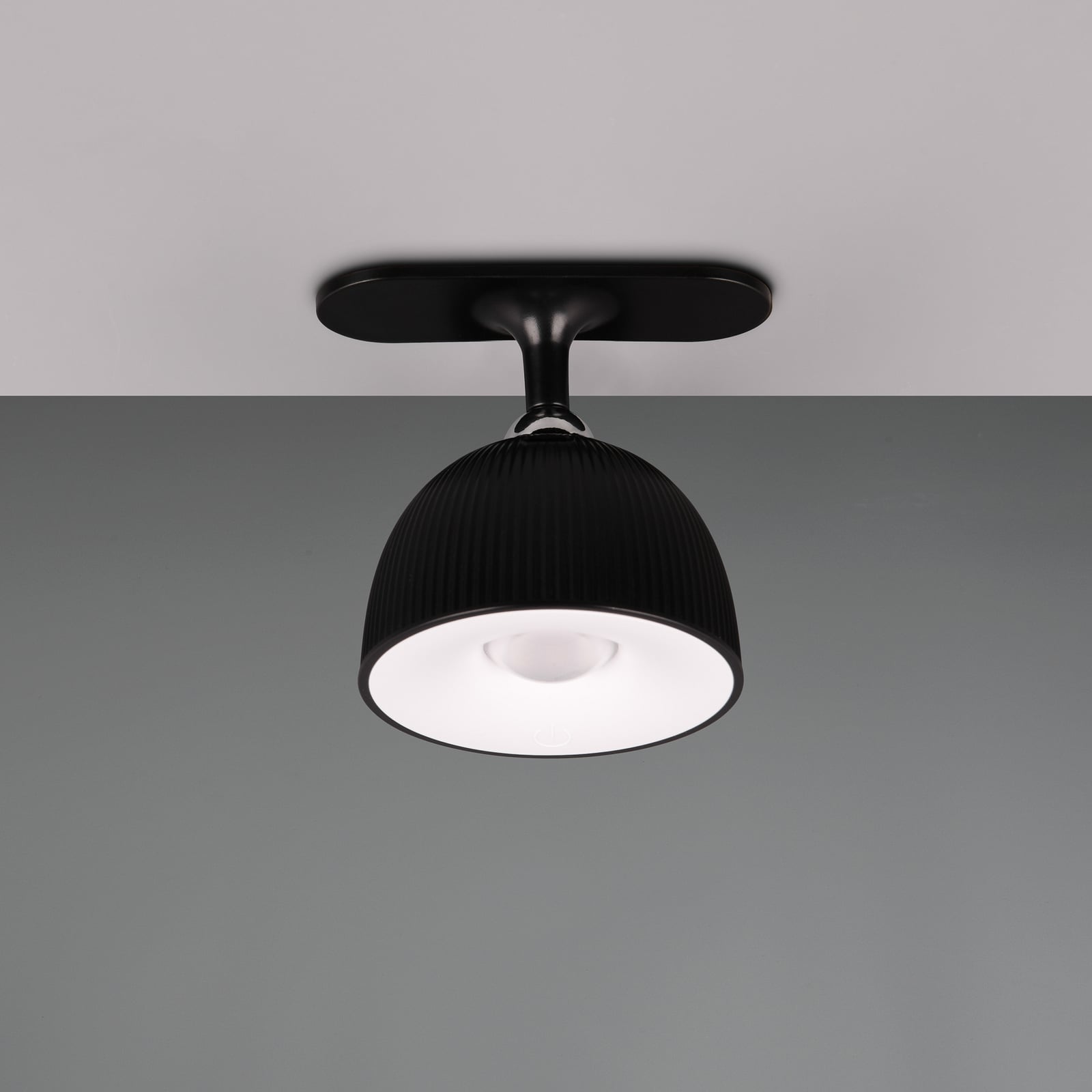 Nærbilde av klemme på LED bordlampe Maxima dimbar høydejusterbar svart 41 cm