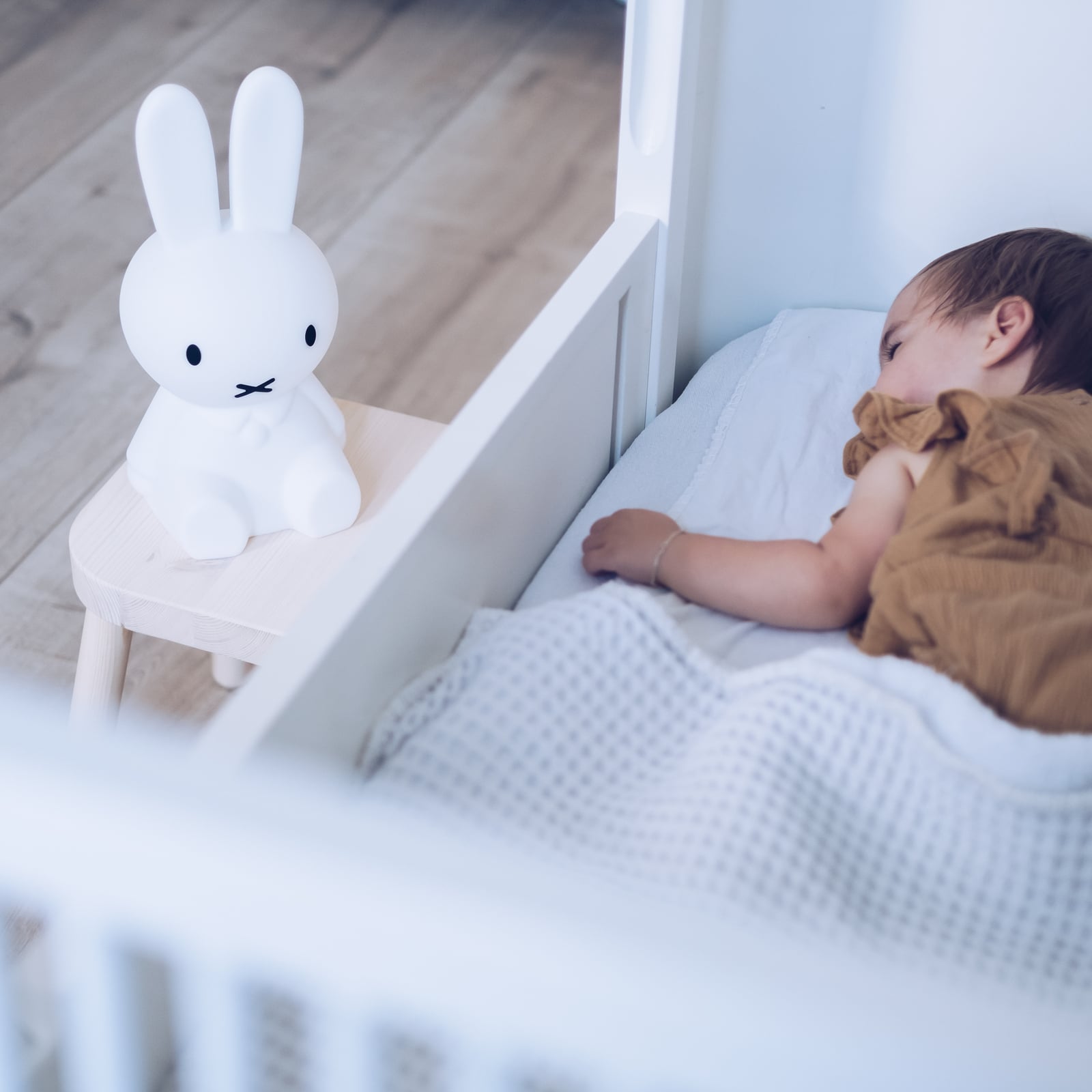 LED bordlampe Miffy First Light oppladbar dimbar 30 cm detalj