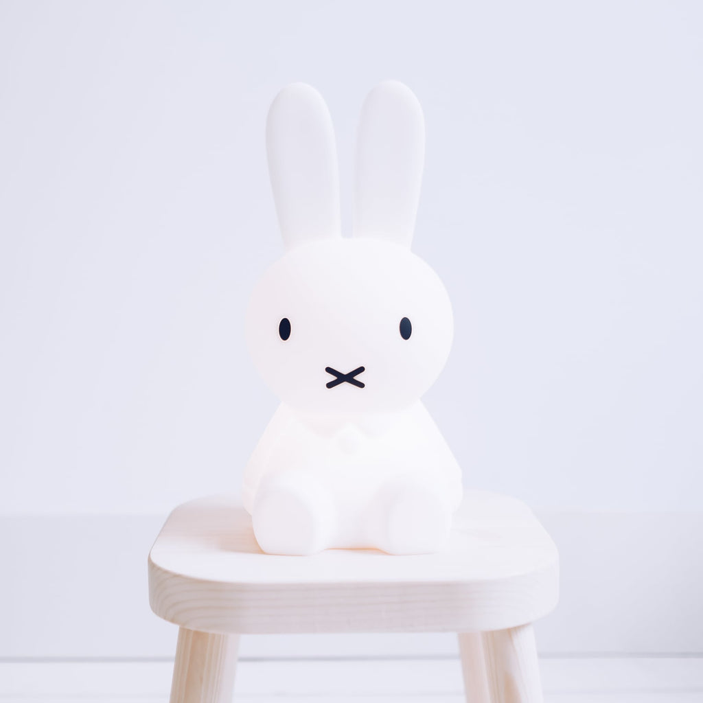 LED bordlampe Miffy First Light oppladbar dimbar 30 cm i barnerom